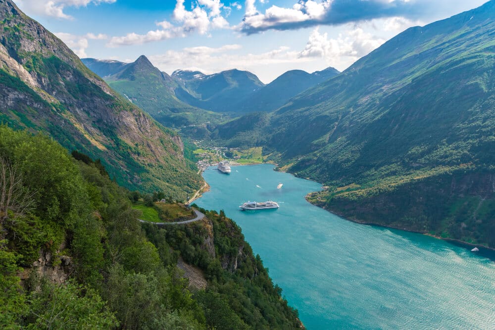 Norway Road Trip Guide – Scenic Routes, Ferries & Tips